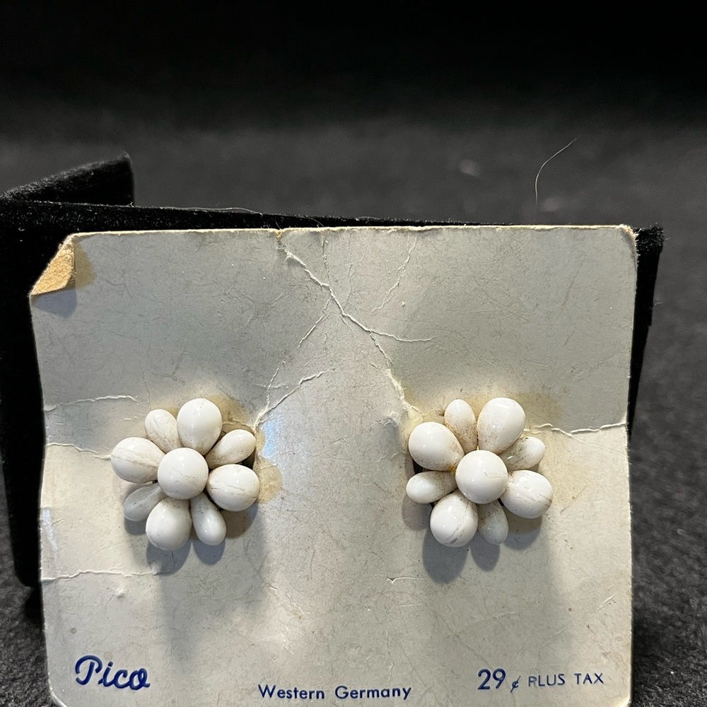 Vintage Pico daisy flower earrings, milk glass NWT - Picture 5 of 5